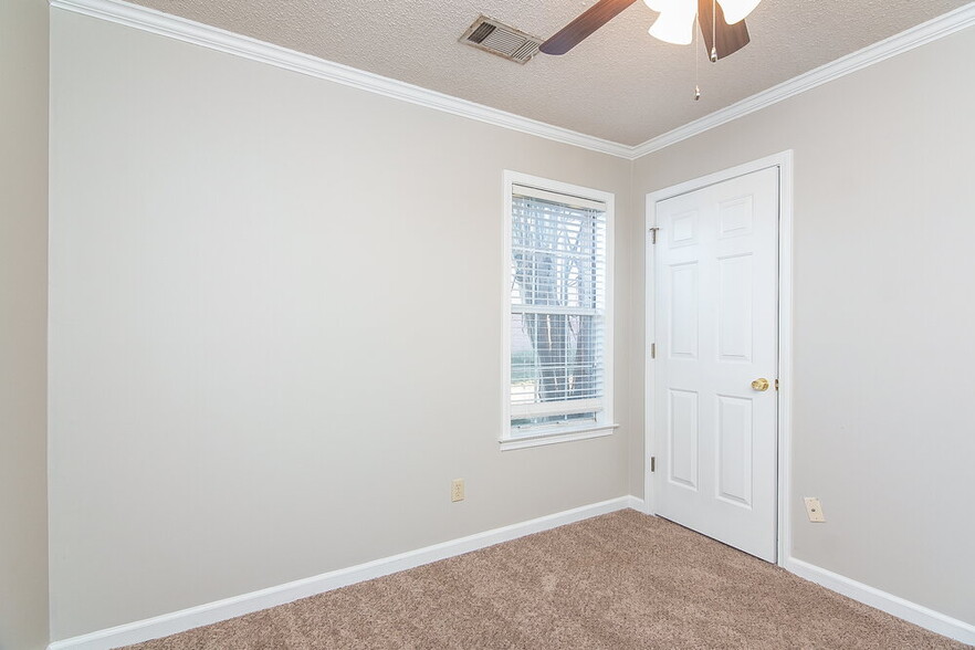 Building Photo - 2214 Lake Hill Ct