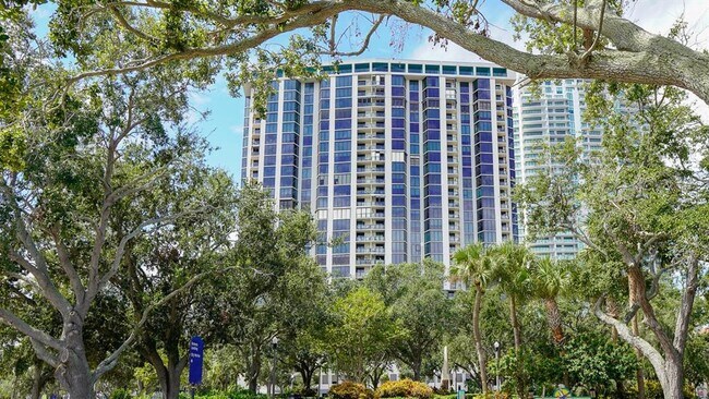 Building Photo - 1 Beach Dr SE
