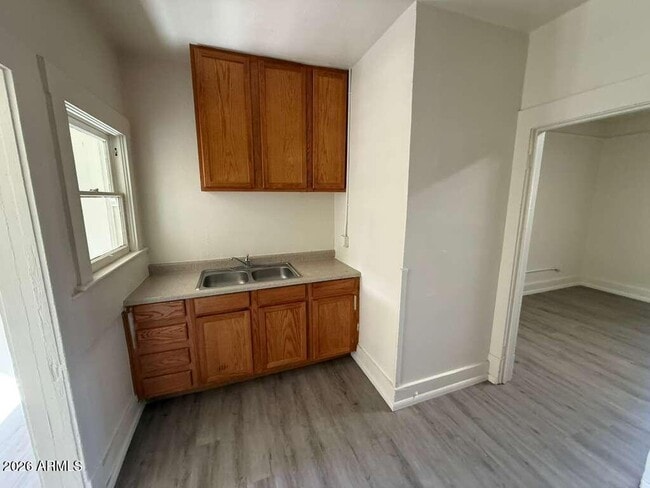 Building Photo - 647 E 8th St