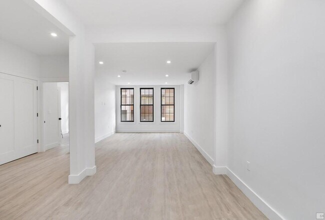 Building Photo - Massive 3 bed 2 bath in the heart of willi...