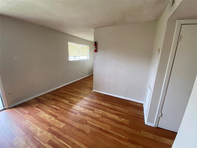 Building Photo - 5610 Royal Palms St