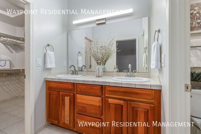 Building Photo - 4917 N Contour Way