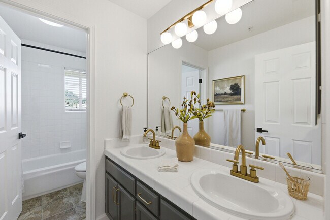 Building Photo - 15 Aaron Dr