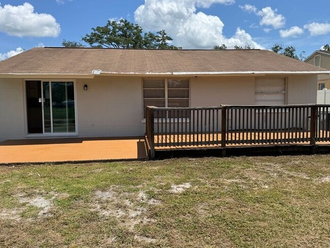 Building Photo - Freshly Updated Lake?Front Retreat in Desi...