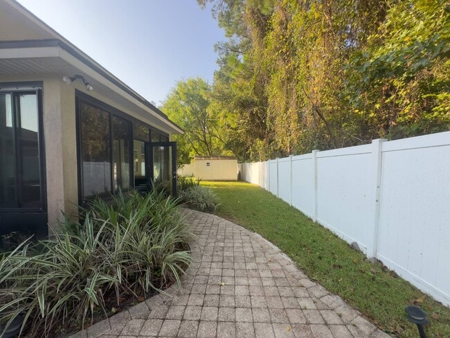 Building Photo - 15 Hunters Hollow Ct