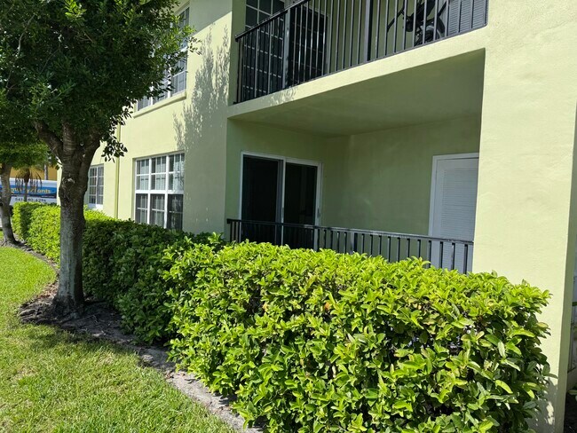 Building Photo - 102 N Lakeside Dr