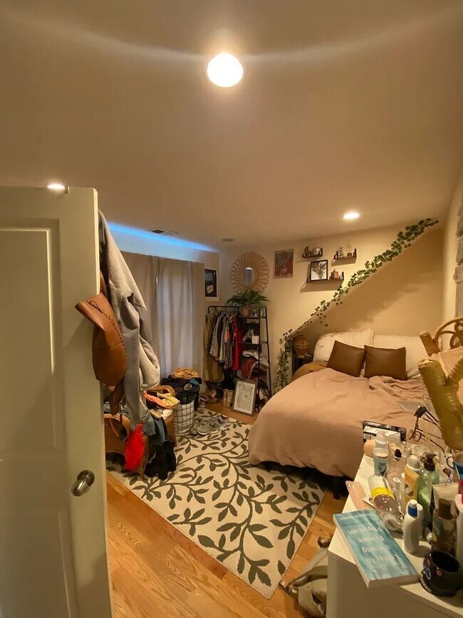 Building Photo - No Brokers Fee, No Security Deposit, In-Unit Washer and Dryer, Central Heat/AC, One Parking is In...