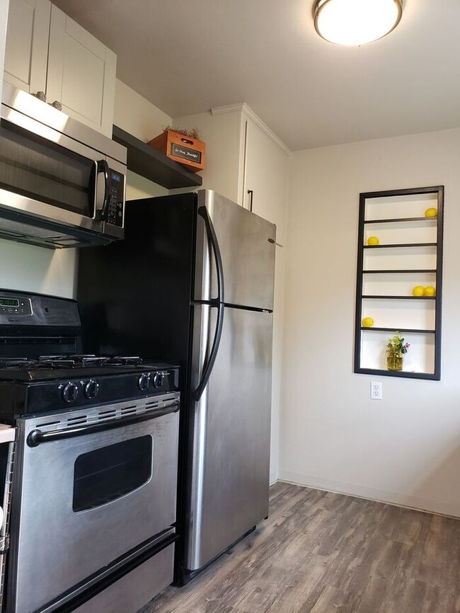 Building Photo - Vintage 1 Bedroom in Kensington with priva...