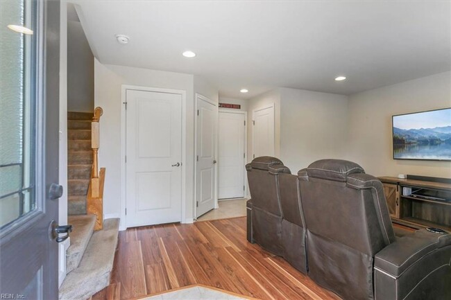 Building Photo - 3 bedroom/ 2 full bathroom and 1 half bath...