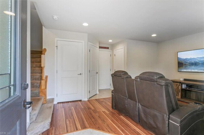 Building Photo - 3 bedroom/ 2 full bathroom and 1 half bathroom -Villages at Candle Station