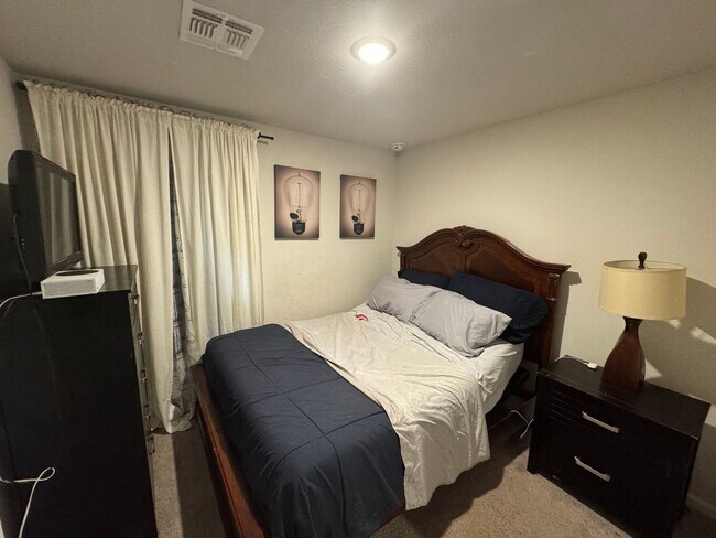 Building Photo - 470 Reizen Dr