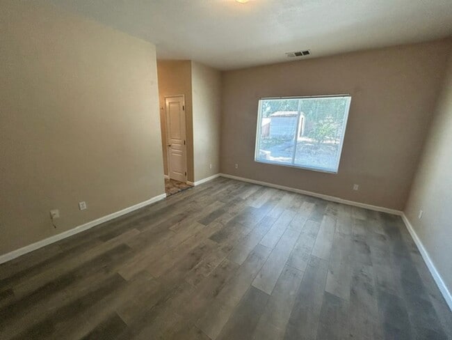 Building Photo - 3 Bedroom 2 Bathroom Home in SW Visalia! Close to Shopping and Restaurants!