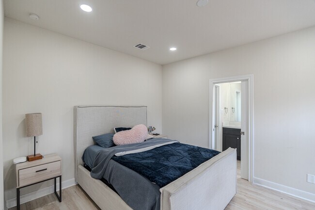 Building Photo - 6510 Sussex Ct