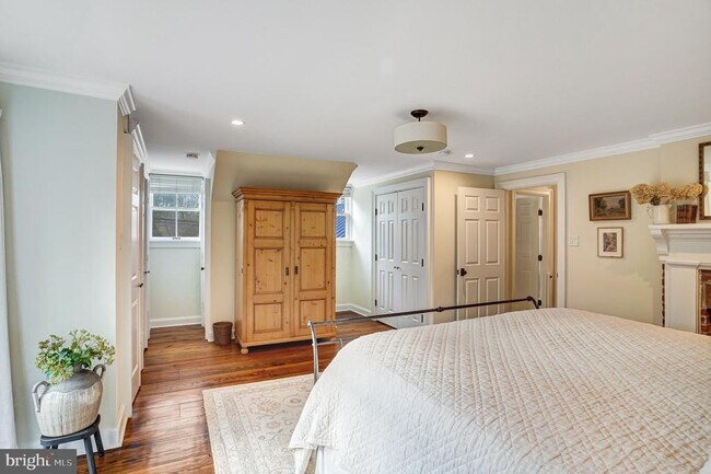 Building Photo - 7153 Main St