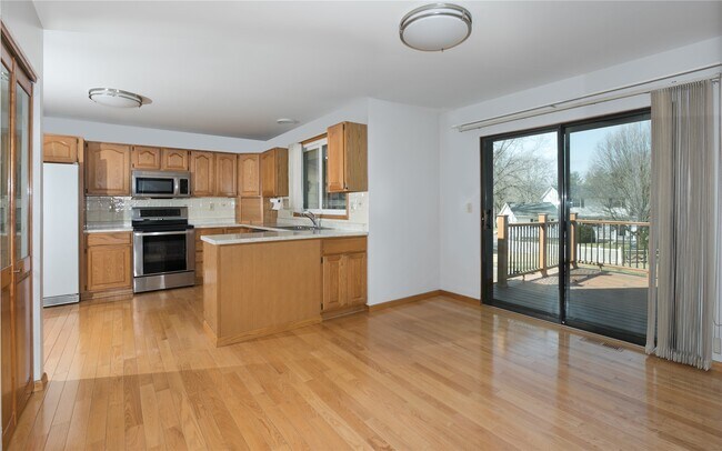 Building Photo - 15575 Clover Ridge Dr