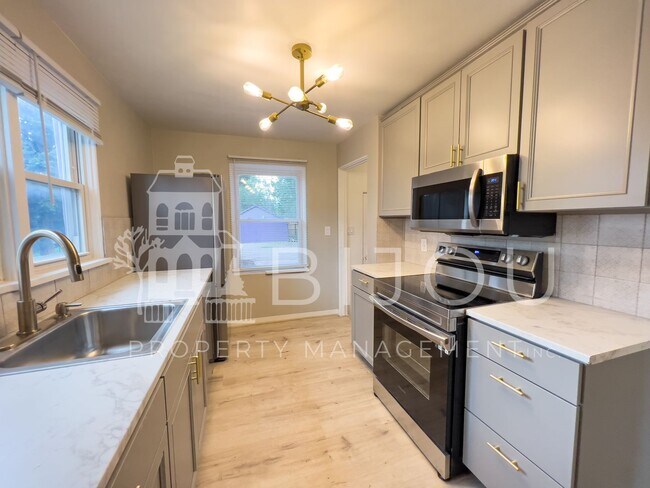 Building Photo - Located Close to Memorial Park!