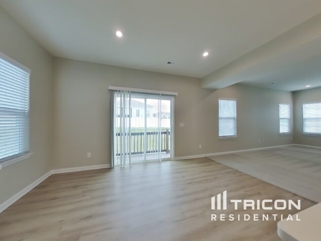 Building Photo - 833 Dean Dr