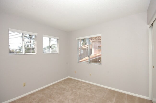 Building Photo - Lovely 3BR/2.5BA Home with Gorgeous Featur...