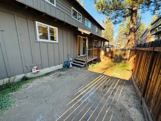 Building Photo - 3 bed 2 bath unit with 1 car garage - Pet Friendly