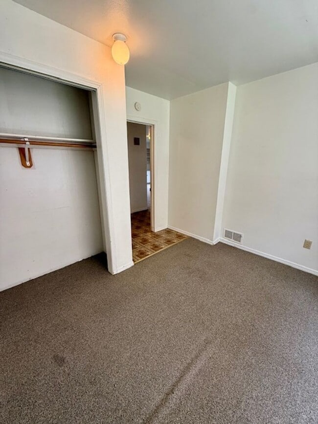 Building Photo - 3 Bedroom, 1 Bath Apartment for Rent - Clo...