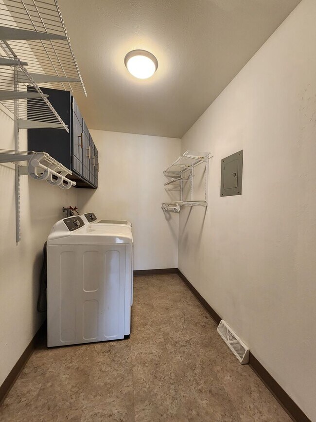 Building Photo - Updated 3 Bedroom Townhome in Great Area!