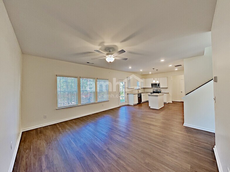 Building Photo - 573 Camp dr