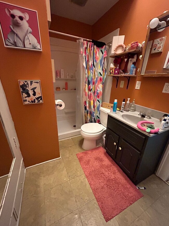 Building Photo - Cute 1 Bedroom 1 Bathroom Apartment