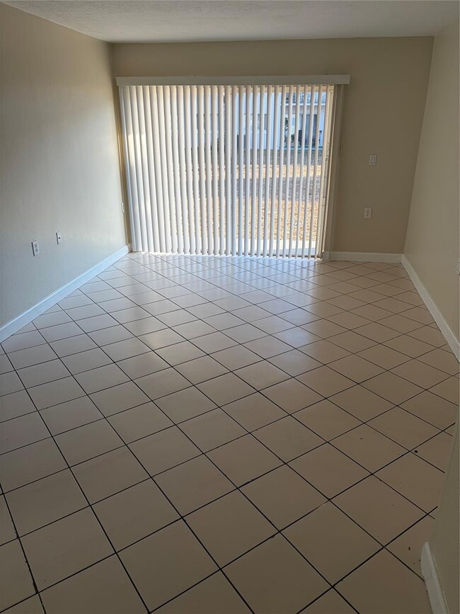 Building Photo - 1153 Lake Victoria Dr