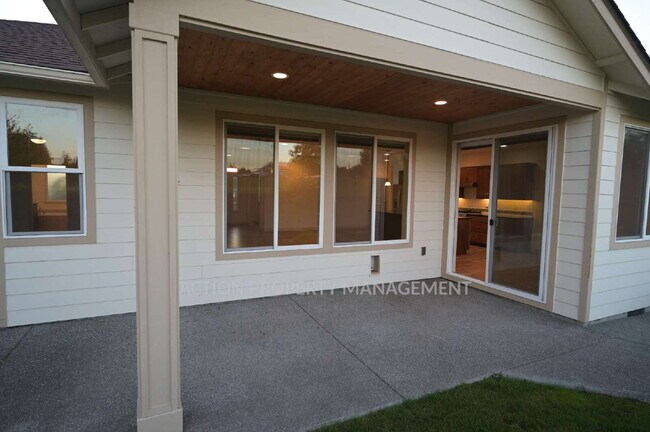 Building Photo - Beautiful custom-built 3 bed, 1 office, 2 bath, 2 car garage in Sequim