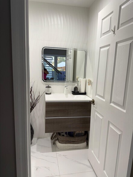 BATHROOM - 10775 NW 81st Ln