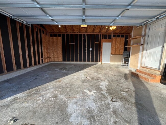 Building Photo - 5 Bed/2 Bath West Side Home!