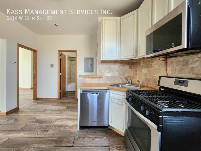 Building Photo - 1316 W 18th St