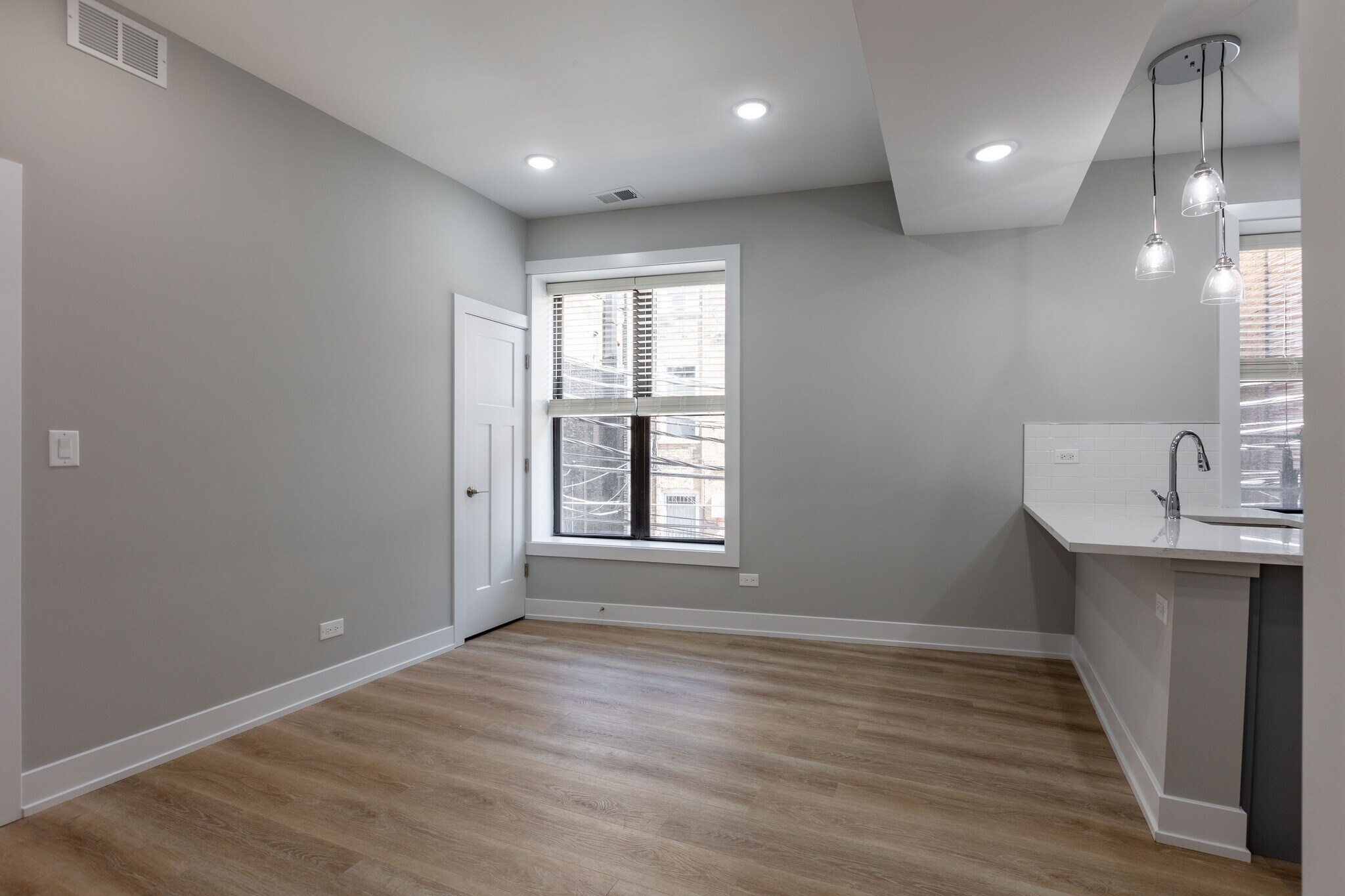 Building Photo - 437 W Belden Ave