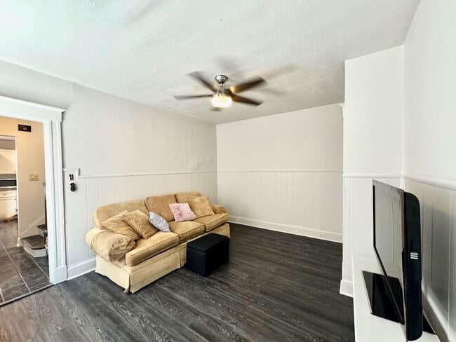 Building Photo - 5 bed/2 bath Mins. from UC Campus for Only...