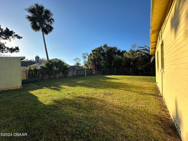 Building Photo - 736 White St