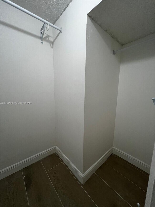 Building Photo - 1245 SW 46th Ave