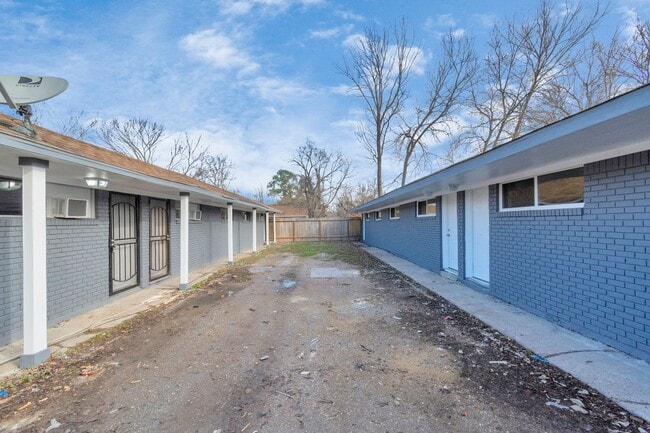 Building Photo - NICE 2 BEDROOM 1 BATH WITH 1600 SF