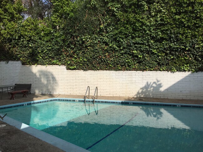 Building Photo - 3400 Club Dr