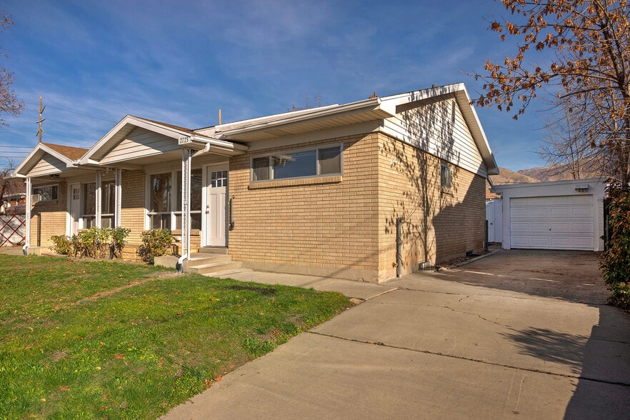 Parking and Front - 2723 S Melbourne St