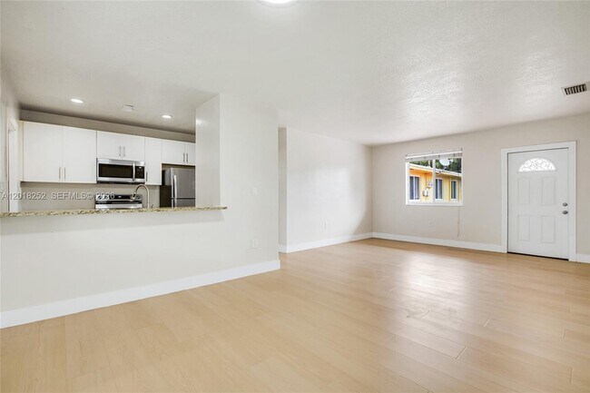 Building Photo - 532 SW 79th Ave