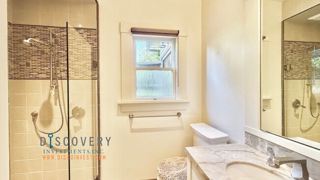 Building Photo - Modern and Stylish Elmwood Apartment