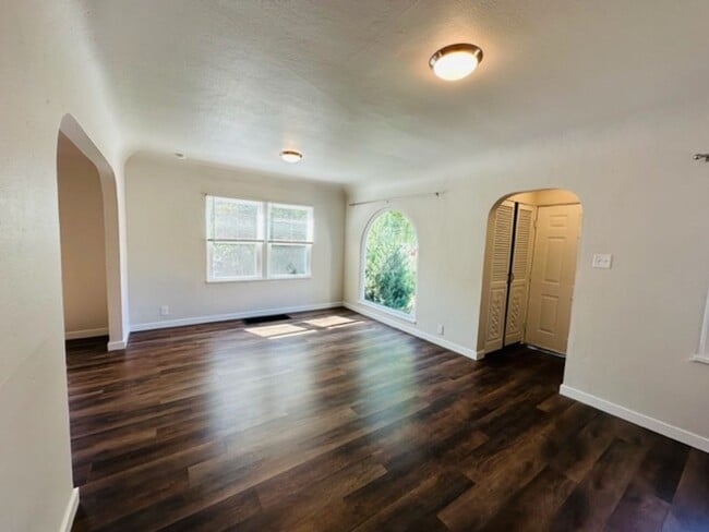 Building Photo - Adorable remodeled in 2023 2 bedroom 1 bathroom duplex available soon!