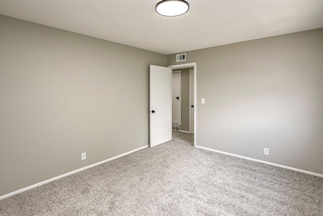 Building Photo - Newly Refreshed 1 Bedroom Apartment Near D...