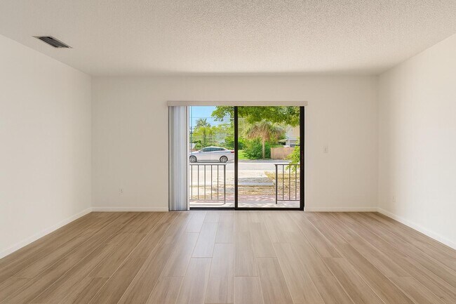 Building Photo - 125 S Palmway