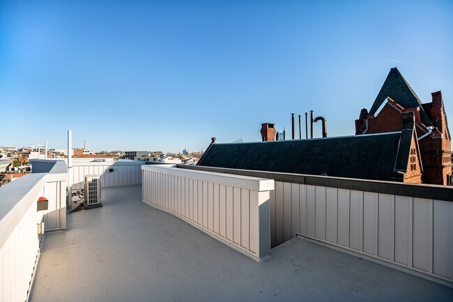 Building Photo - Fairmount/Brewery town gorgeous luxury apartment home, oversized rooms