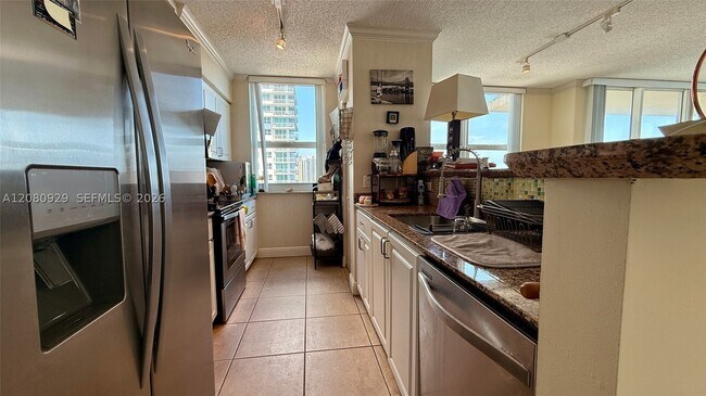 Building Photo - 1155 Brickell Bay Dr