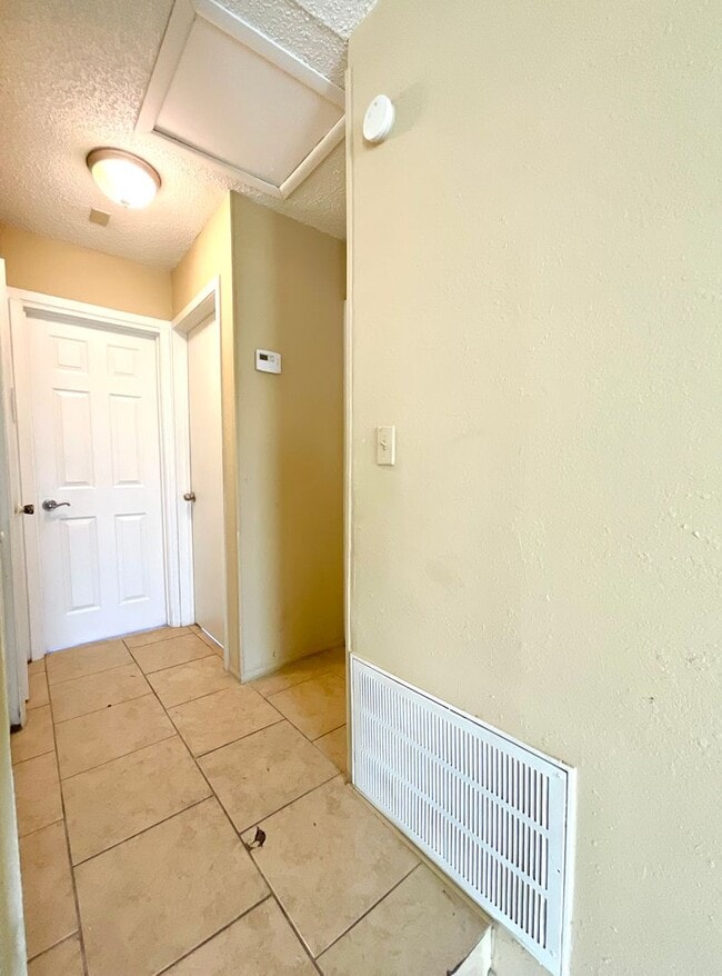 Building Photo - AVAILABLE NOW! 2 Bedroom / 1 Bath Home Near Randolph AFB!