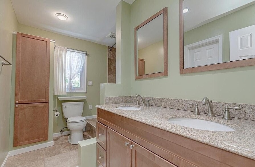 Building Photo - 6510 Carriage Dr