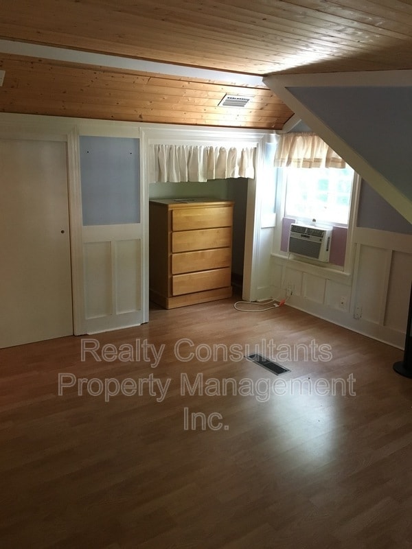 Building Photo - 2461 Lyndhurst Ave