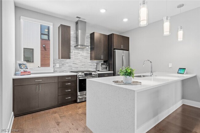 Building Photo - 1240 W 70th St